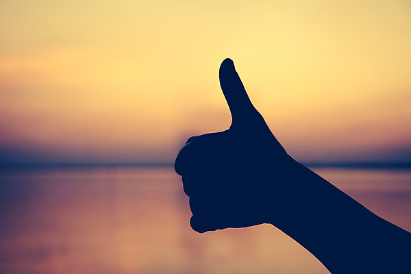 포토 JPG 해외이미지 모양 손 컨셉 손가락 자연 하늘 사람 사람없음 야외 컬러풀 일출 검은색 일몰 엄지손가락 최고 심볼 사인 긍정 동의 승인 우수 해외202004 해외포토 컬러 신체부위 노을 절기 생태계 파일형식 이미지허브