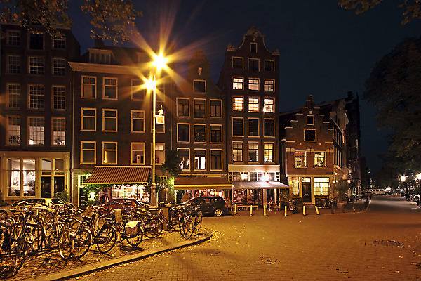 포토 JPG 해외이미지 도로 건축양식 교통시설 자동차 전등 거리 주택 사람없음 야외 자전거 도시 야간 네덜란드 암스테르담 해외202004 해외포토 자연요소 건축 유럽 길 육상교통 교통 조명 건물 바이크 시설 파일형식 이미지허브