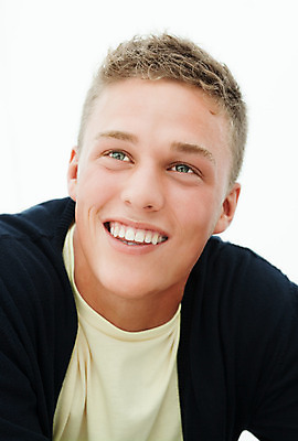 포토 JPG 해외이미지 백인 응시 시선 남자 행복 여유 한명 사람 성인 금발 머리 부주의 해외202004 해외포토 서양인 1 헤어스타일 감정 신체부위 파일형식 이미지허브