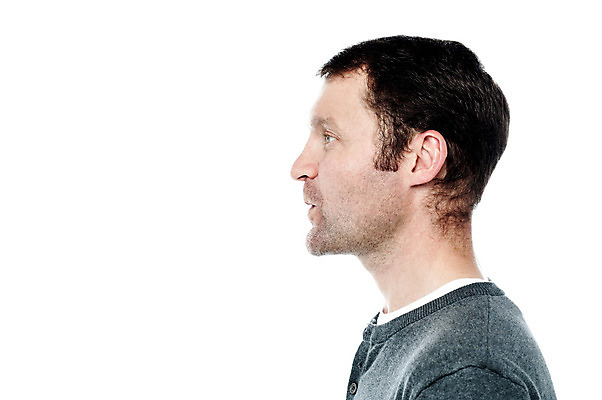 포토 JPG 해외이미지 백인 남자 여유 중년 포즈 한명 미소 유행 흰색 보행로 시원함 스마트 고립 스타일 카피스페이스 해외202004 해외포토 서양인 1 감정 길 컬러 컨셉 표정 사람 성인 공백 파일형식 이미지허브