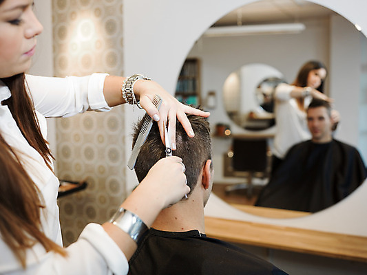 포토 JPG 해외이미지 백인 헤어스타일 손 여자 남자 미소 앉기 두명 머리카락 거울 작업 미용실 망토 미용사 자르기 이발사 스타일 남자한명만 그루밍족 해외202004 해외포토 서양인 직업 모션 표정 사람 신체부위 뷰티 머리 뷰티샵 남자만 파일형식 이미지허브