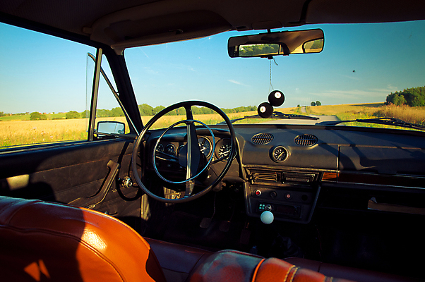 포토 JPG 해외이미지 자동차 사람없음 초록색 파란색 빛 태양 일출 상점 일몰 바퀴 복고 러시아 모터 계기판 러시아인 복원 소비에트 옛날 자동 조율 회복 해외202004 해외포토 자연요소 서양인 유럽 육상교통 컬러 컨셉 노을 파일형식 이미지허브