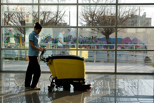 포토 JPG 해외이미지 직업 남자 산업 비즈니스 모션 바닥 실내 한명 사람 기계 청결 업무 복도 빨래 전시회 상업 바쁨 청소부 위생관리 해외202004 해외포토 1 가사 관리 내부 전시 작업 위생 파일형식 이미지허브