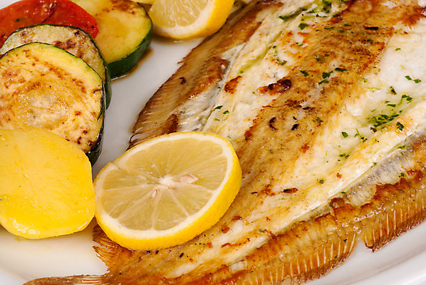 포토 JPG 해외이미지 전통 접시 유럽 채소 부분 어류 요리 사람없음 가로 신선 그릴 지중해 해산물 서빙 스페인요리 유일 해외202004 해외포토 식기 나라 음식 바다 주방용품 수중동물 스페인 파일형식 이미지허브