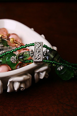 포토 JPG 해외이미지 접시 꽃 오렌지 장신구 가정 팔찌 사람없음 장식 초록색 세트 장미 유행 흰색 도자기 황금 은색 보석 오브젝트 구슬장식 항목 스타일 해외202004 해외포토 식물 식기 컬러 과일 광석 구슬 파일형식 이미지허브