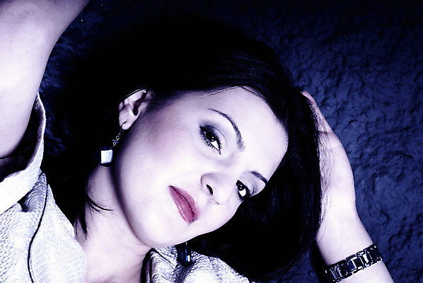 포토 JPG 해외이미지 백인 모델 1 여자 갈색머리 한명 사람 파란색 어둠 공백 닫기 복고 카피스페이스 해외202004 해외포토 서양인 헤어스타일 컬러 모션 파일형식 이미지허브