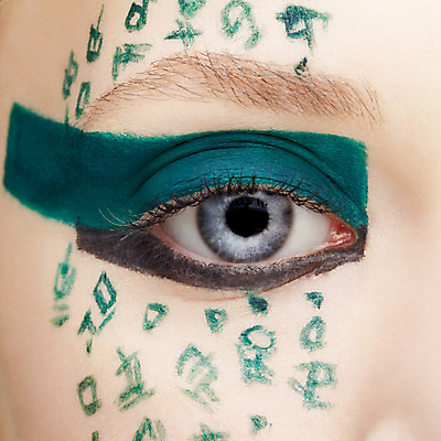 포토 JPG 해외이미지 백인 모델 드레스 여자 얼굴 한명 사람 성인 초록색 유행 화장품 흰색 화려 닫기 공상 바디페인팅 상형문자 스타일 해외202004 해외포토 서양인 문자 1 옷 컬러 컨셉 모션 신체부위 뷰티 파일형식 이미지허브