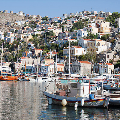 포토 JPG 해외이미지 유럽 섬 여행 건축양식 휴가 주택 사람없음 파란색 컬러풀 항구 도시 보트 지중해 그리스 그림 정사각형 해안도시 포트 타운 해외202004 해외포토 도형 건축 나라 바다 컬러 배_교통 교통시설 건물 파일형식 이미지허브