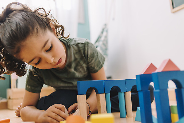 포토 JPG 해외이미지 라이프스타일 교육 행복 어린이 장난 가족 상상 놀이 벽돌 바닥 주택 실내 창조 한명 건물 컬러풀 블록 유치원 놀이방 방 게임 개발 걸음마 해외202004 해외포토 1 건축물 감정 컬러 관계 모션 사람 내부 생활 파일형식 이미지허브