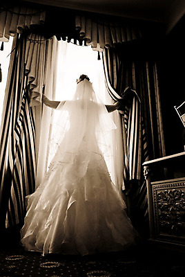 포토 JPG 해외이미지 백인 드레스 여자 실루엣 결혼 창문 호텔 결혼식 주택 실내 사랑 사람 사람없음 내부 햇빛 방 기다림 싱글 해외202004 해외포토 서양인 옷 감정 모션 숙소 촬영기법 이벤트 건물 태양 파일형식 이미지허브