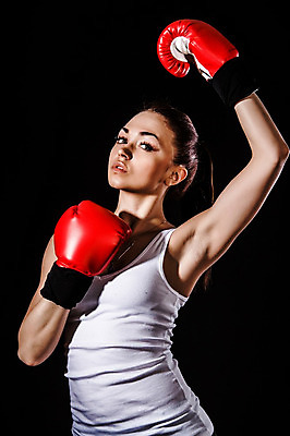 포토 JPG 해외이미지 백인 라이프스타일 여자 무기 스포츠 장갑 백그라운드 셔츠 신체 근육 건강 피곤 관리 그림자 한명 사람 빨간색 상자 검은색 어둠 힘 흰색 싸움 쇼 열정 완벽 타격 해외202004 해외포토 서양인 1 잡화 감정 컬러 컨셉 상의 모션 생활 파일형식 이미지허브