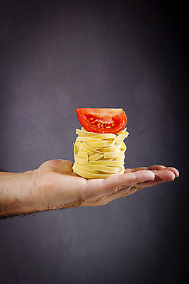 포토 JPG 해외이미지 전통 라이프스타일 손 음식 조각 백그라운드 컨셉 토마토 재료 주택 파스타 관리 요리 한명 사람 빨간색 주방 이탈리아 빵집 신선 닫기 이탈리아음식 굽기 반죽 만들기 밀가루 제빵사 페스츄리 핸드메이드 해외202004 해외포토 직업 1 유럽 빵 컬러 채소 모션 서양음식 건물 생활 신체부위 상점 가루 구이 파일형식 이미지허브