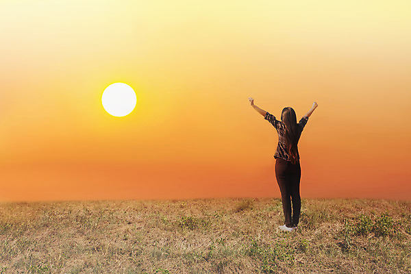 포토 JPG 해외이미지 여자 행복 컨셉 밭 자연 하늘 아침 휴식 한명 서기 새벽 자유 신선 즐거움 오로라 산악지대 해외202004 해외포토 주간 자연요소 1 감정 농업 모션 자연현상 산 사람 생태계 파일형식 이미지허브