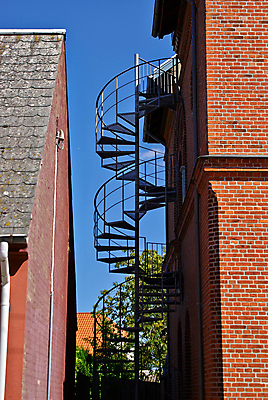 포토 JPG 해외이미지 모양 디자인 외관 벽 패턴 곡선 건축양식 난간 하늘 추상 벽돌 주택 돌담 나선형 안전 사람없음 건물 계단 금속 소용돌이 도시 원형 구부린 큼 탈출 철 오르기 단계 굴곡 철강 철책 해외202004 해외포토 도형 건축물 건축 선 컨셉 무늬 모션 재질 담장 회오리 돌_바위 크기 파일형식 이미지허브
