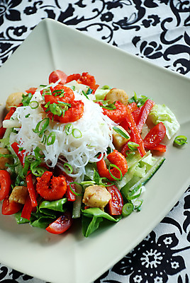 포토 JPG 해외이미지 음식 채소 고추 새우 파스타 사람없음 샐러드 뜨거움 양념 맛 해산물 국수 매움 파 점심식사 식용 해외202004 해외포토 컨셉 서양음식 갑각류 식사 면류 파일형식 이미지허브