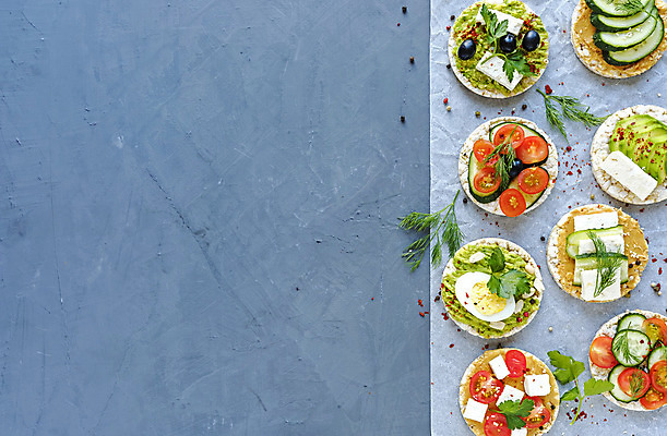 포토 JPG 해외이미지 음식 토마토 채소 오이 치즈 샌드위치 사람없음 파란색 크래커 계란 애피타이저 허브 카나페 향신료 머리위 토핑 무침 건강식 타파스 카피스페이스 해외202004 해외포토 식물 컬러 유제품 서양음식 쿠키 알 공백 향미료 파일형식 이미지허브