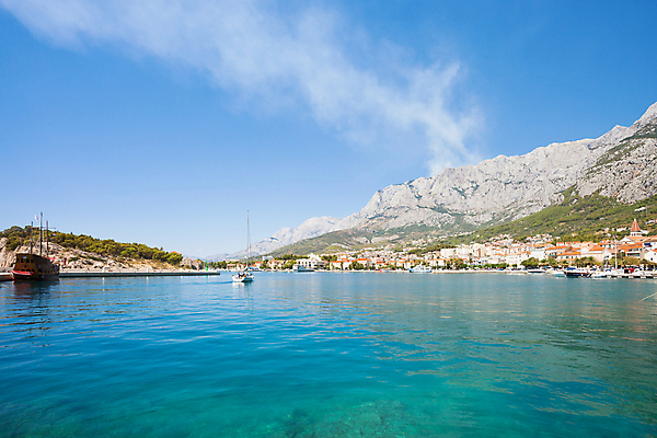 포토 JPG 해외이미지 전통 유럽 바다 여행 건축양식 자연 하늘 휴가 산 풍경 사람없음 물 여름 파란색 햇빛 평화 항구 수영 산책로 도시 만 역사 지중해 순수 언덕 엽서 암초 크로아티아 스카이라인 구시가지 터키석 해외202004 해외포토 자연요소 계절 건축 나라 길 컬러 컨셉 교통시설 태양 수상스포츠 보석 편지 생태계 파일형식 이미지허브