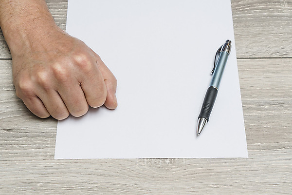 포토 JPG 해외이미지 직업 손 디자인 교육 남자 종이 백그라운드 컨셉 비즈니스 손가락 탁자 노동자 사람 사람없음 목재 사무실 연필 펜 우주 쪽지 공책 공백 흰색 잡기 업무 비즈니스맨 메시지 편지 작가 책상 계약 사인 서식 문서 페이지 시트 서명 패드 고립 해외202004 해외포토 나무 컬러 가구 재료 모션 문구용품 학용품 신체부위 필기구 작업 직장인 파일형식 이미지허브