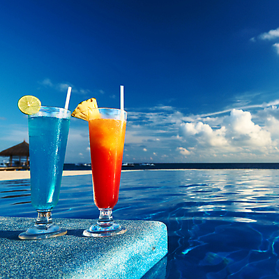 포토 JPG 해외이미지 주간 구름 하늘 수영장 사람없음 야외 여름 맑음 칵테일 파인애플 라임 두잔 해외202004 인피니티풀 해외포토 자연요소 계절 2 과일 날씨 주류 열대과일 파일형식 이미지허브