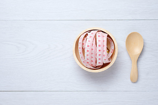 포토 JPG 해외이미지 줄자 사람없음 목재 숟가락 흰색 사발 나무바닥 해외202004 해외포토 나무 컬러 재료 바닥 수저 자 사기그릇 파일형식 이미지허브