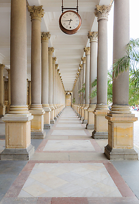 포토 JPG 해외이미지 시계 건축양식 주택 건강 사람없음 스파 기둥 도시 복도 저녁 타운 르네상스 보헤미아 해외202004 해외포토 건축 건물 야간 파일형식 이미지허브