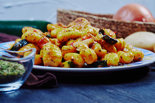 포토 JPG 해외이미지 식물 접시 음식 토마토 채소 파스타 요리 사람없음 빨간색 주방 식사 저녁식사 이탈리아 회색 신선 맛 인스턴트 굽기 지중해 허브 메인 준비 올리브 햄 지역 베이컨 무침 바질 캐서롤 탄수화물 핸드메이드 바이에른 해외202004 해외포토 식기 열매 유럽 바다 컬러 컨셉 서양음식 독일 육류 돼지고기 용기_그릇 구이 파일형식 이미지허브