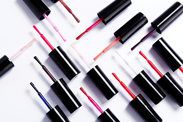 포토 JPG 해외이미지 그림자 사람없음 컬러풀 검은색 화장품 화려 네일아트 흰배경 매니큐어 매니큐어솔 해외202004 해외포토 컬러 백그라운드 컨셉 뷰티 흰색 솔 파일형식 이미지허브