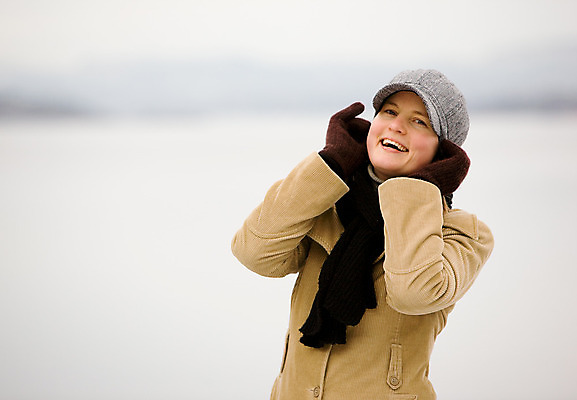 포토 JPG 해외이미지 응시 계절 여자 행복 겨울 자연 노르웨이 한명 웃음 사람 야외 물 목도리 추위 코트 흰색 고립 스타일 해외202004 해외포토 자연요소 1 시선 잡화 감정 유럽 컬러 표정 외투 생태계 파일형식 이미지허브