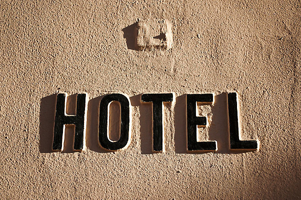 포토 JPG 해외이미지 외관 유럽 별 벽 여행 비즈니스 건축양식 창문 호텔 휴가 주택 사람없음 갈색 금속 침실 방 흰색 침대 도시 심볼 묘사 서비스 사인 휴양지 방문 해외202004 해외포토 자연요소 건축 나라 컬러 가구 재질 숙소 건물 장소 파일형식 이미지허브