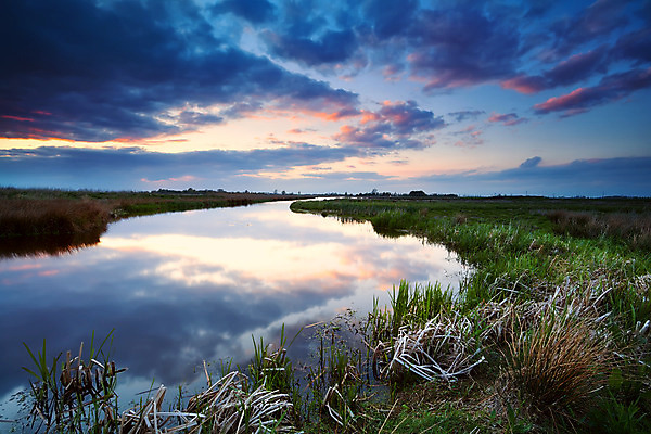 포토 JPG 해외이미지 식물 구름 호수 오렌지 자연 하늘 표면 풍경 사람없음 야외 빨간색 물 파란색 강 반사 일출 침묵 고요 일몰 시골 네덜란드 해외202004 해외포토 자연요소 유럽 컬러 과일 노을 소리 생태계 파일형식 이미지허브
