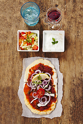 포토 JPG 해외이미지 전통 접시 종이 음식 조각 백그라운드 토마토 유리 양파 피자 샌드위치 육류 요리 사람없음 목재 물 갈색 와인 식사 저녁식사 샐러드 소고기 시골 신선 뜨거움 먹기 레몬 양배추 반죽 점심식사 고립 다진 이스트 해외202004 튀르키예 해외포토 자연요소 나무 식기 아시아 컬러 채소 과일 식재료 재료 모션 재질 주류 패스트푸드 서양음식 파일형식 이미지허브