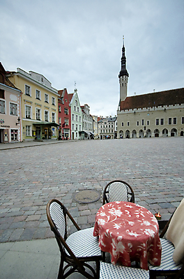 포토 JPG 해외이미지 유럽 여행 의자 건축양식 탁자 사람없음 건물 빨간색 탑 카페 도시 중세 역사 정사각형 타운 에스토니아 옛날 해외202004 해외포토 도형 건축물 건축 나라 컬러 가구 상점 파일형식 이미지허브