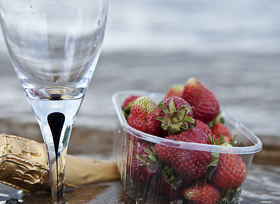 포토 JPG 해외이미지 바다 과일 자연 유리 딸기 사람없음 야외 빨간색 물 와인 칵테일 우아함 달콤 맛 해외202004 해외포토 자연요소 컬러 컨셉 재질 주류 생태계 파일형식 이미지허브