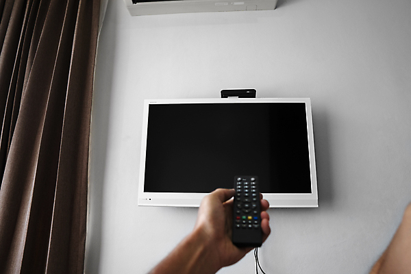 포토 JPG 해외이미지 1 손 남자 백그라운드 통신 손가락 주택 실내 사람 앉기 성인 사람없음 소파 디지털 스크린 텔레비전 힘 방 장비 엄지손가락 관찰 잡기 판넬 변화 리모컨 영화 전자 멀리 스위치 동영상 위로 제어 채널 키패드 해외202004 해외포토 컨셉 의자 모션 문화예술 내부 건물 신체부위 전자제품 파일형식 이미지허브