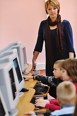 포토 JPG 해외이미지 여자 교육 남자 행복 어린이 의자 교실 학교 수업 함께함 한명 사람 앉기 소년 여러명 성인 친구 스터디 컴퓨터 교사 가르침 그룹 책상 해외202004 해외포토 직업 1 감정 가구 다수 컨셉 관계 모션 전자제품 학습 파일형식 이미지허브