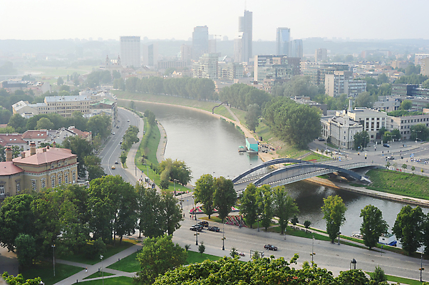 포토 JPG 해외이미지 유럽 도로 비즈니스 건축양식 하늘 거리 안테나 파노라마 사람없음 건물 강 도시풍경 햇빛 태양 탑 고층빌딩 도시 바쁨 리투아니아 해외202004 해외포토 자연요소 건축물 건축 나라 길 통신 교통시설 촬영기법 풍경 빌딩 파일형식 이미지허브