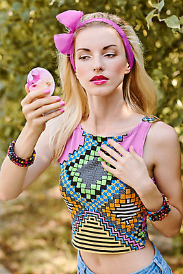 포토 JPG 해외이미지 백인 모델 라이프스타일 공원 행복 자연 휴식 한명 사람 야외 유행 정원 맑음 거울 활 보케 힙스터 카피스페이스 해외202004 해외포토 서양인 1 공공시설 패션 감정 컨셉 날씨 생활 공백 생태계 파일형식 이미지허브