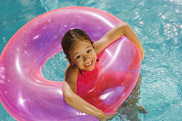 포토 JPG 해외이미지 주간 여자 여유 어린이 수영장 한명 상반신 야외 옆모습 여름휴가 바캉스 잡기 떠있는 시원함 튜브 소녀한명만 해외202004 해외포토 자연요소 1 감정 뷰포인트 모션 휴가 사람 여자한명만 소녀만 파일형식 여름_계절 이미지허브