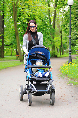포토 JPG 해외이미지 나무 백인 공원 여자 행복 어린이 자연 엄마 갈색머리 함께함 사랑 사람 소년 성인 야외 두명 초록색 부모 선글라스 침묵 산책 아기 유모차 걸음마 돌봄 해외202004 해외포토 서양인 식물 헤어스타일 공공시설 남자 감정 안경 컬러 컨셉 가족 모션 휴식 소리 아기용품 생태계 파일형식 이미지허브