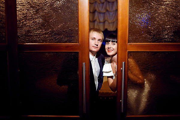 포토 JPG 해외이미지 나무 커플 드레스 남자 행복 벽 꽃다발 결혼 유리 결혼식 남편 휴가 주택 함께함 사랑 사람 성인 야외 두명 유행 문 흰색 아내 오픈 우아함 약혼 베일 해외202004 해외포토 식물 옷 꽃 감정 컬러 컨셉 관계 재질 이벤트 건물 약속 파일형식 이미지허브