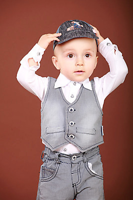 포토 JPG 해외이미지 모델 응시 남자 감정 여유 어린이 포즈 백그라운드 관리 한명 서기 사람 소년 파란색 흰색 청바지 자신감 달콤 작음 싱글 긍정 길이 걸음마 결백 고립 천진난만 캡모자 혼자 해외202004 해외포토 모자_잡화 1 시선 컬러 컨셉 바지 모션 맛 크기 파일형식 이미지허브