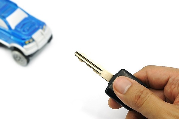 포토 JPG 해외이미지 손 백그라운드 컨셉 신체 손가락 자동차 성공 열쇠 새로움 선물 안전 사람 사람없음 판매 세일 믿음 검은색 운전 흰색 잡기 오픈 재산 구매 은색 중개인 오브젝트 서비스 주기 잠금 보안 멀리 해결 주인 고립 무료 자동 제어 헬프 해외202004 해외포토 직업 감정 육상교통 컬러 모션 신체부위 금융 쇼핑 도움 파일형식 이미지허브