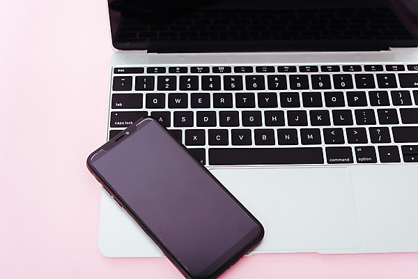 포토 JPG 해외이미지 실내 사람없음 노트북 스마트폰 목업 해외202004 해외포토 내부 전자제품 핸드폰 스마트기기 파일형식 이미지허브