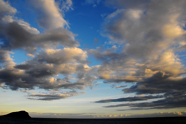 포토 JPG 해외이미지 구름 실루엣 종교 하늘 풍경 사람없음 빛 컬러풀 햇빛 태양 일출 황혼 일몰 분위기 황금 폭풍 특별함 해외202004 해외포토 자연요소 컬러 컨셉 날씨 촬영기법 노을 파일형식 이미지허브