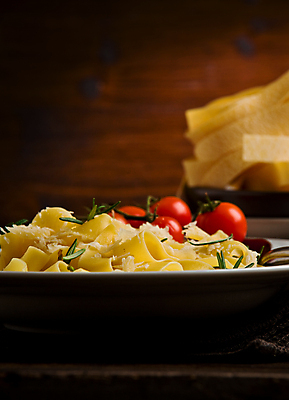 포토 JPG 해외이미지 식기 음식 포크 다이어트 토마토 치즈 건강 사람없음 빛 숟가락 시골 최고 가난 허브 반죽 아로마 향 로즈메리 페투치네 해외202004 해외포토 식물 컨셉 채소 유제품 수저 파스타면 파일형식 이미지허브