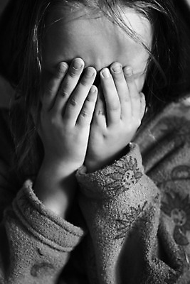 포토 JPG 해외이미지 1 여자 얼굴 어린이 손가락 관리 한명 사람 성인 머리 검은색 외침 고통 슬픔 흰색 죽음 좌절 질병 두통 충격 문제 불만 우울증 적자 유일 해외202004 해외포토 손 감정 컬러 컨셉 의학 신체부위 소리 파일형식 이미지허브