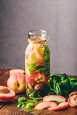 포토 JPG 해외이미지 음료 회색배경 유리병 실내 사람없음 달콤 담기 슬라이스 복숭아 바질 나무도마 나무탁자 복숭아씨 디톡스 해외202004 해외포토 백그라운드 과일 모션 탁자 병_용기 도마 건강 씨앗 내부 목재 회색 맛 파일형식 이미지허브