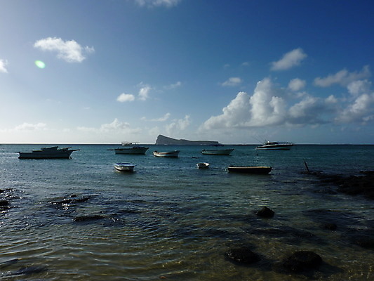 포토 JPG 해외이미지 바다 섬 여행 자연 하늘 지붕 휴가 열대 사람없음 빨간색 물 파란색 교회 여행객 망토 인도인 북쪽 모리셔스 캡모자 해외202004 해외포토 자연요소 외국인 모자_잡화 컬러 종교건축 사람 동양인 건물 방향 생태계 파일형식 이미지허브