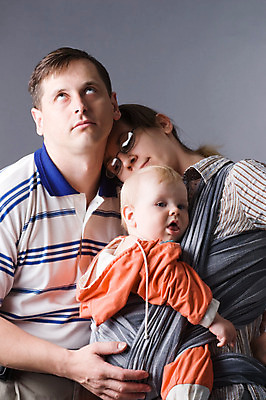 포토 JPG 해외이미지 백인 응시 여자 남자 행복 아들 어린이 가족 엄마 남편 실내 성인 세로 세명 자녀 아기 아내 아빠 세대 걸음마 천진난만 해외202004 해외포토 서양인 시선 감정 컨셉 관계 모션 사람 내부 파일형식 이미지허브