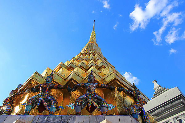 포토 JPG 해외이미지 주간 구름 종교 불교 창문 태국 하늘 휴가 미술 사람없음 파란색 빛 컬러풀 햇빛 태양 맑음 활발 궁전 흰색 사찰 황금 그늘 만족 수도원 강렬 해외202004 해외포토 자연요소 감정 아시아 컬러 컨셉 고건축 종교건축 날씨 문화예술 파일형식 이미지허브